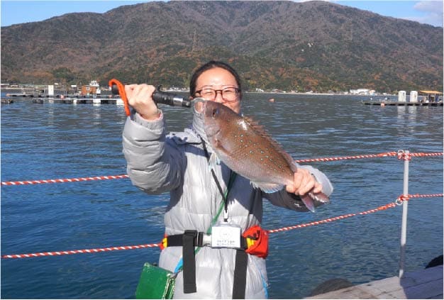 魚を釣り上げた写真